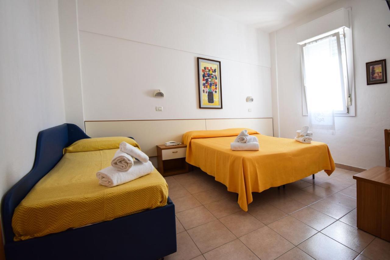Hotel La Plage Cattolica Exterior foto