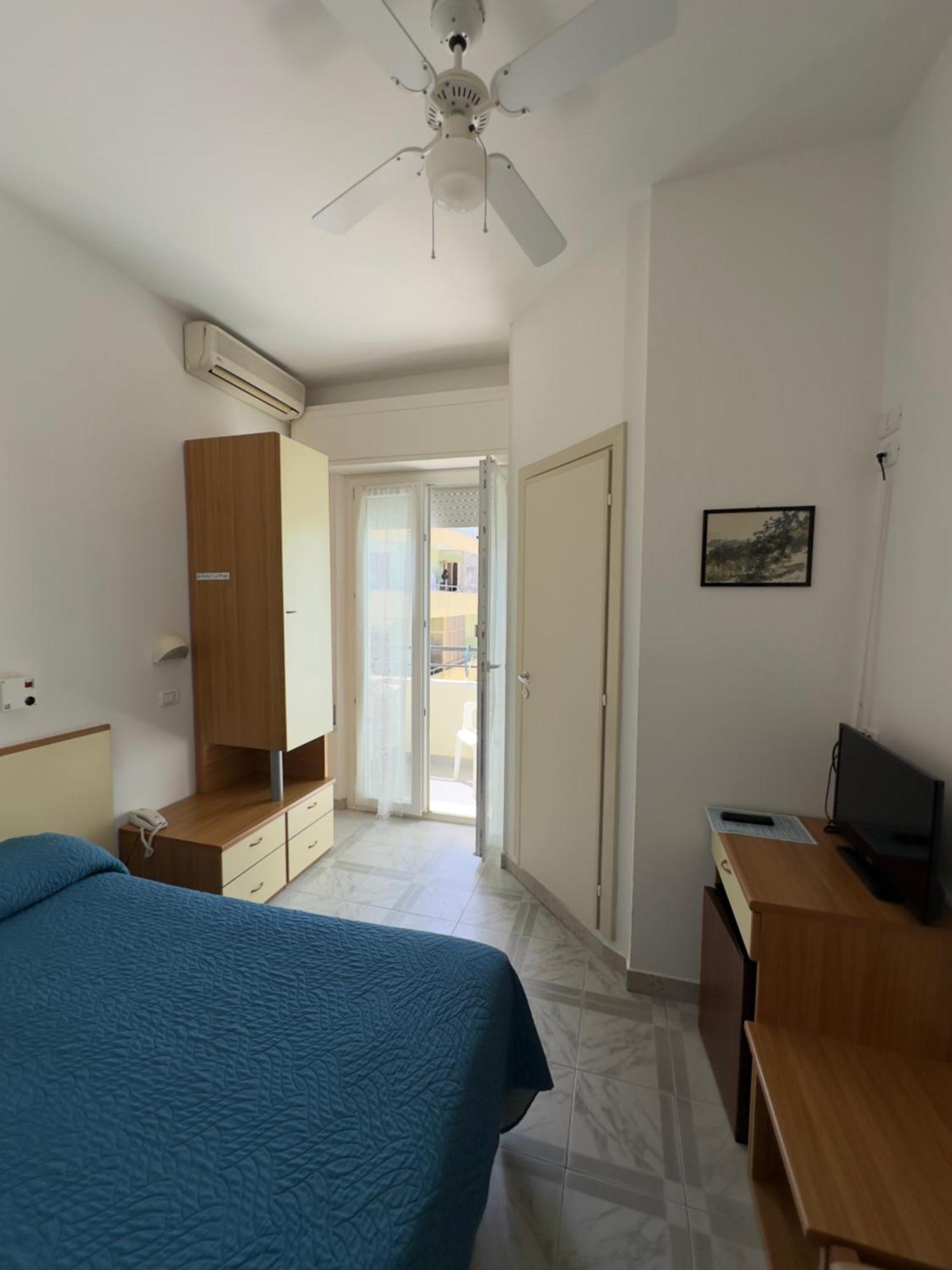Hotel La Plage Cattolica Exterior foto